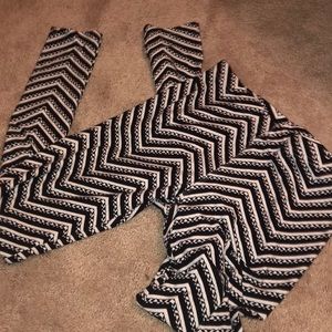 black and white pattern leggings